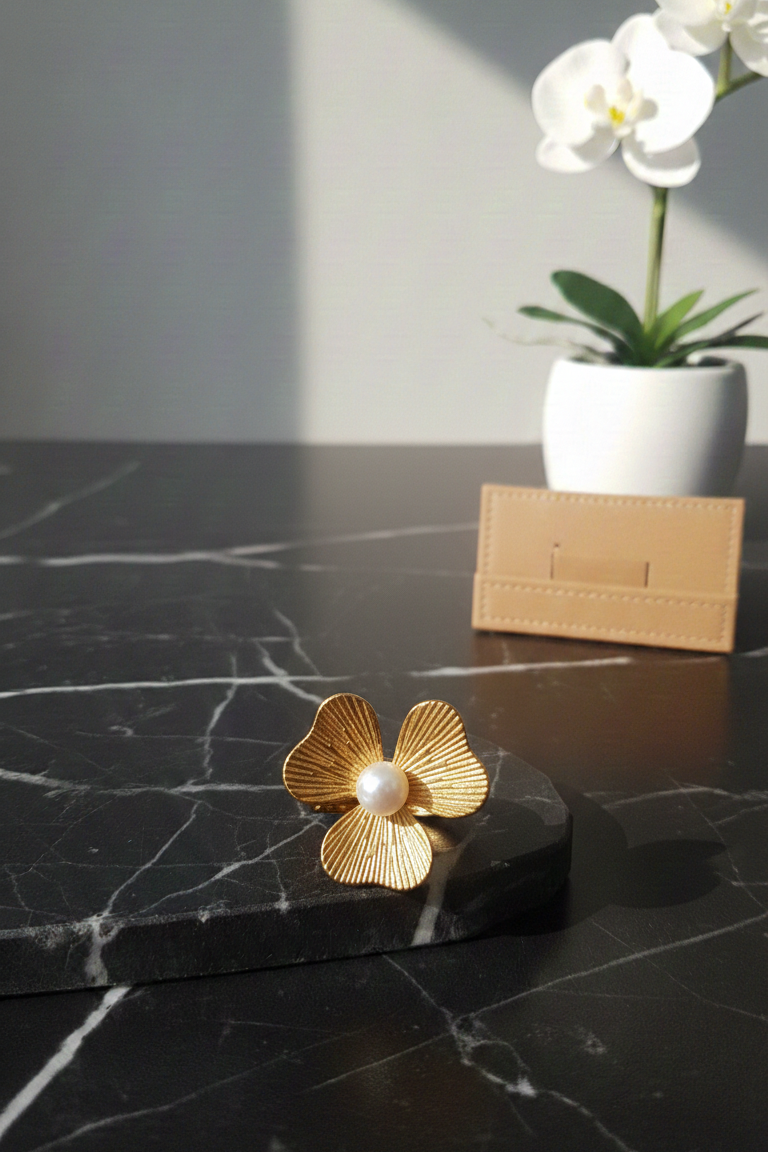 Elegant Gold Flower Pearl Ring